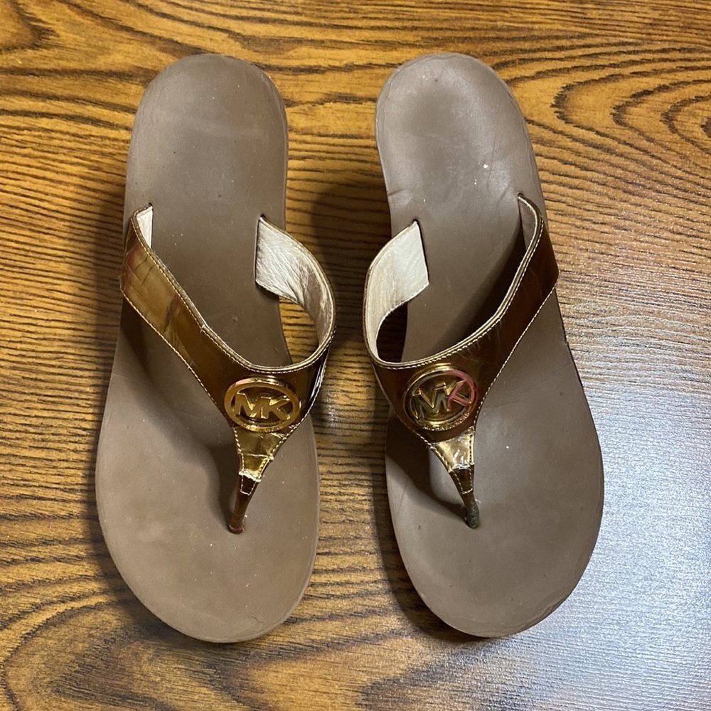 🌹 Michael Kors 🌹 Bronze Gold & Brown Wedge Thong Sandals - Picture 4 of 10